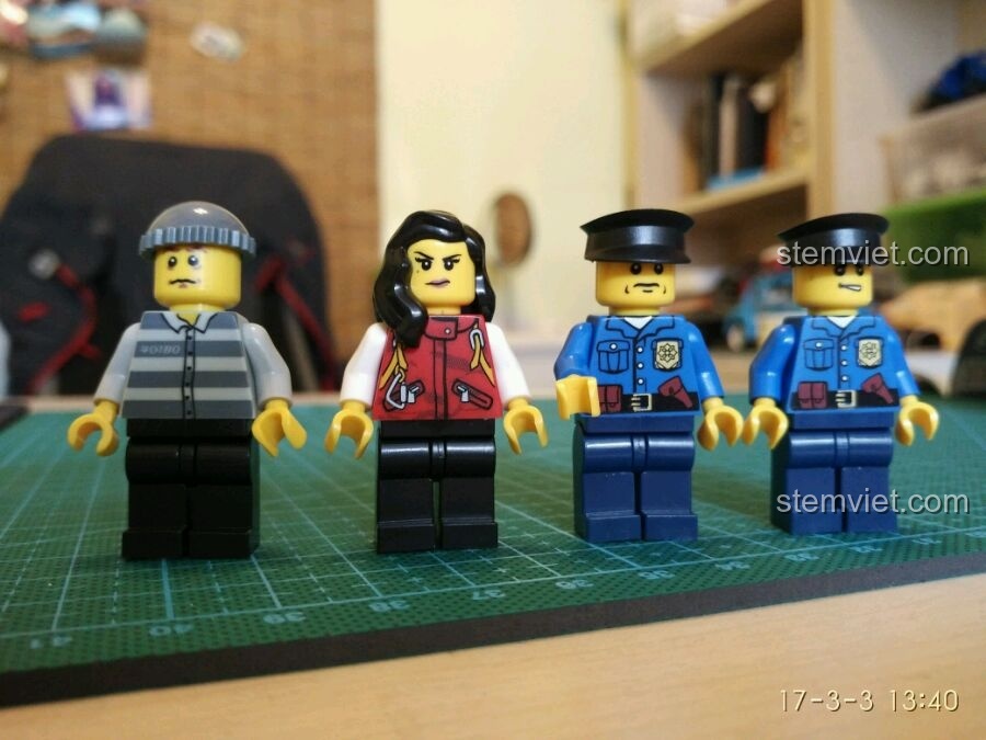 Góc chụp khác của các minifigure trong bộ đồ chơi lắp ráp GUDI 9316, làm nổi bật chi tiết trang phục và in ấn.