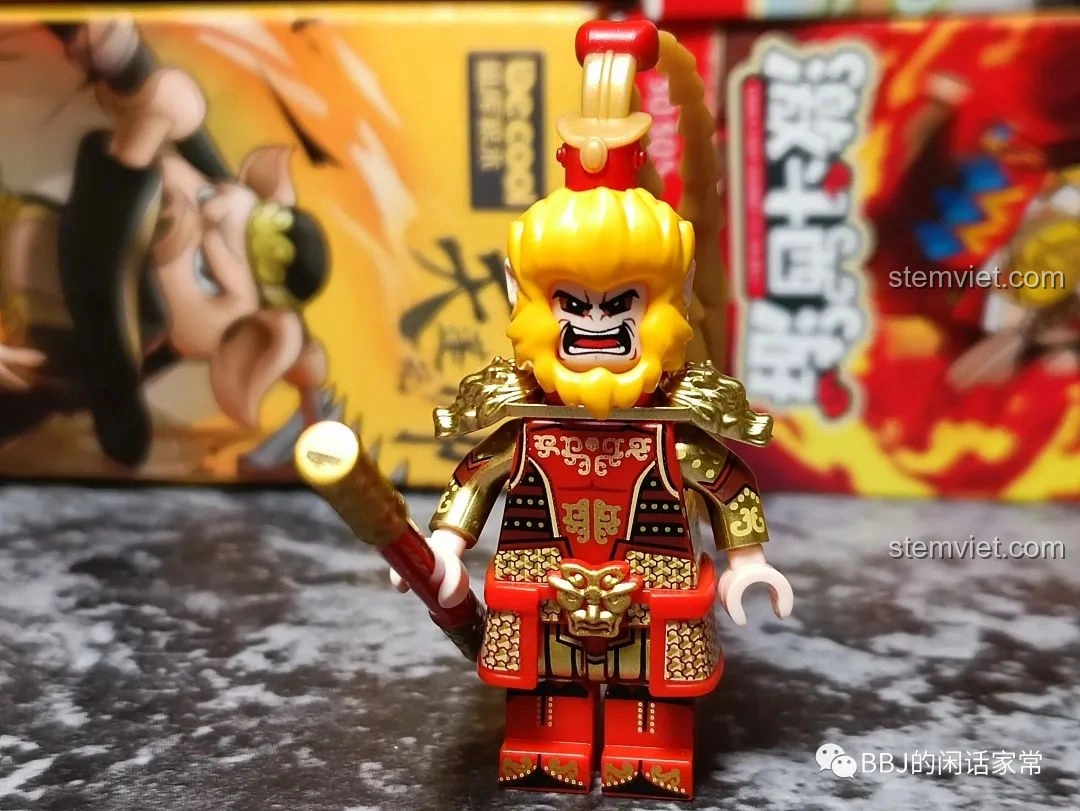 Minifigure Tôn Ngộ Không Decool 30301 đã lắp ráp hoàn chỉnh, đứng thẳng, chi tiết áo giáp và khuôn mặt được in sắc nét. Nhân vật lắp ráp Tôn Ngộ Không cho bé trai 6 tuổi.