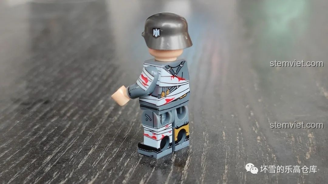 Cận cảnh minifigure lính bị thương trong bộ lắp ráp Quanguan sIG33, với chi tiết in ấn trang phục và vết thương rất ấn tượng.