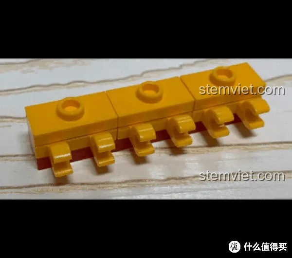 Các nhân vật minifigure được lắp ráp từ bộ Sembo 201020, bao gồm ông già và em bé.