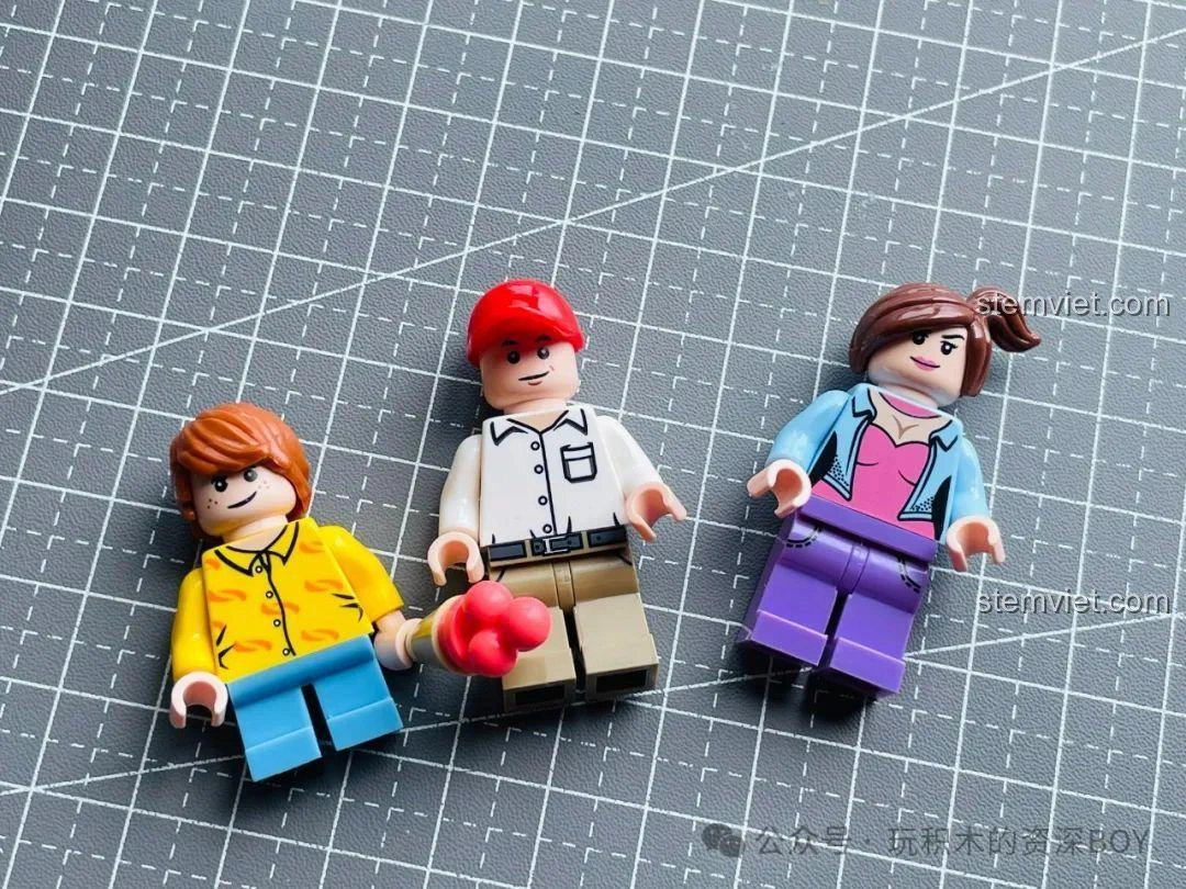 Ba nhân vật minifigures đi kèm bộ lắp ghép Xe Kem Đường Phố SEMBO 601300, bao gồm người bán kem và hai khách hàng nhí.