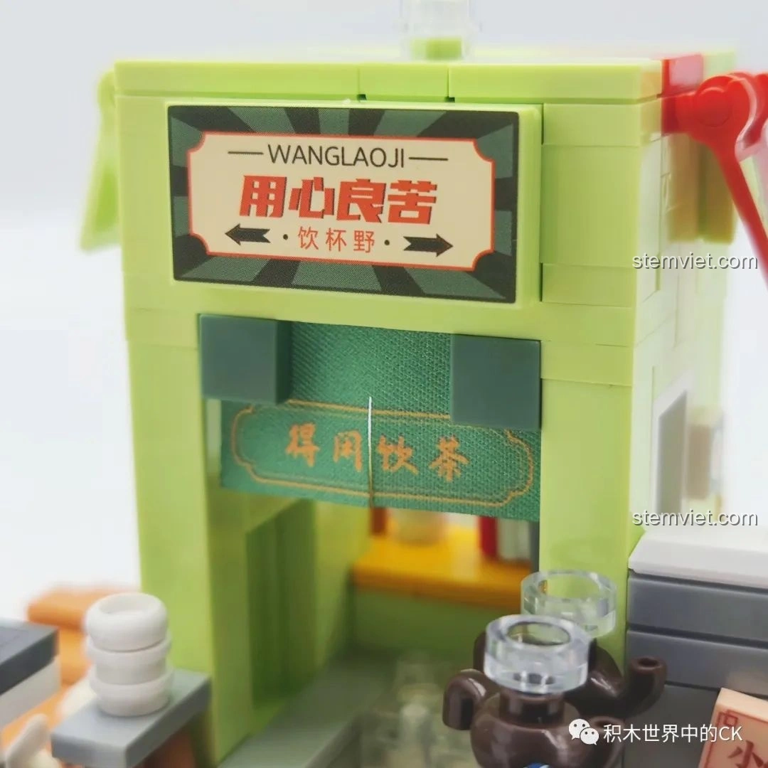 Nhân vật ông lão bán trà trong bộ lắp ráp xe đẩy trà thảo mộc Vương Lão Cát.