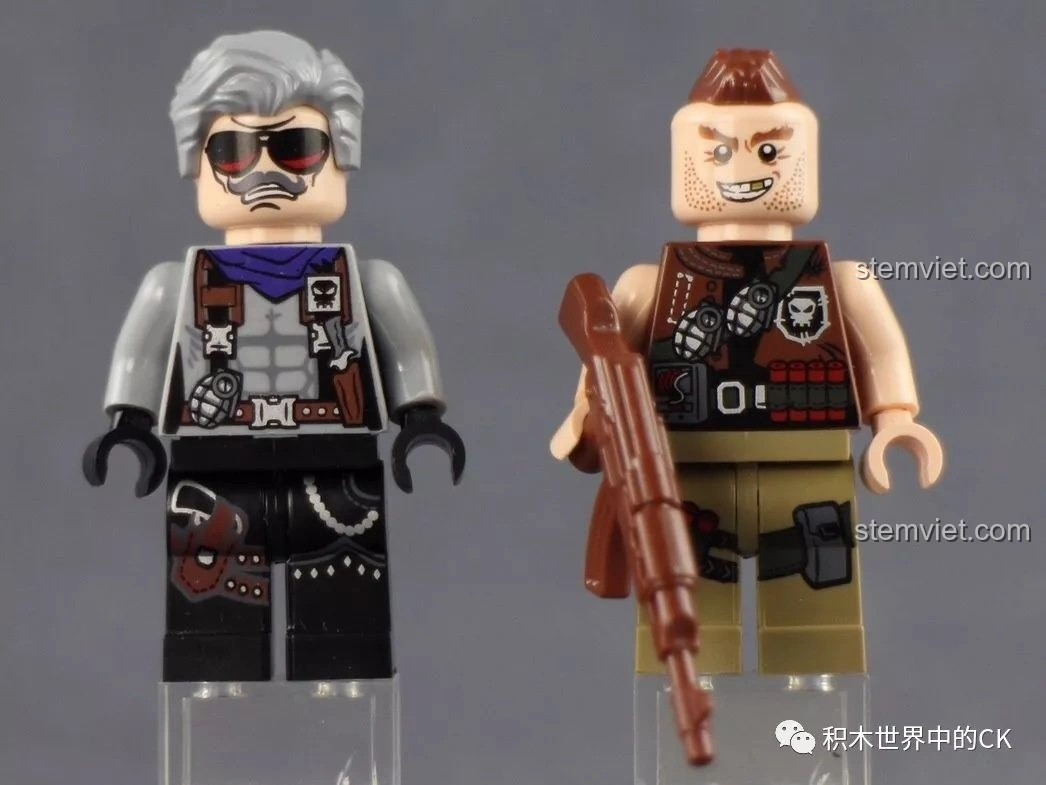 Hai nhân vật phản diện đi kèm bộ Qman 3208 Chiến Dịch Thiên Mạc, với trang phục và vũ khí độc đáo.