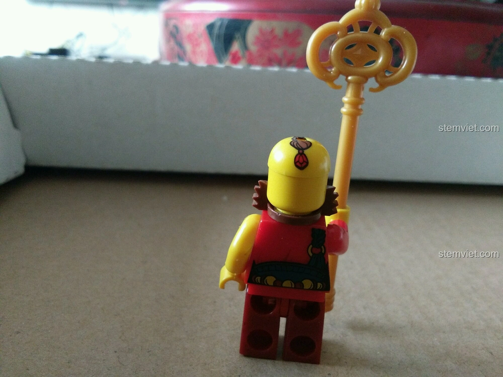 Mặt sau của nhân vật Tây Vực Pháp Vương Enlighten 1504, cho thấy chi tiết in ấn sắc nét và thiết kế tổng thể.