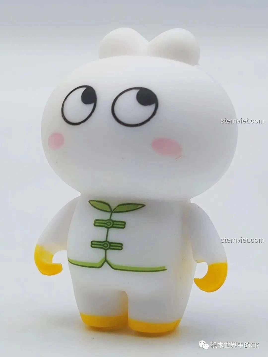 Nhân vật thỏ trắng đáng yêu trong bộ đồ chơi lắp ráp Quán Trà Thảo Mộc Vương Lão Cát Wekki 506051.