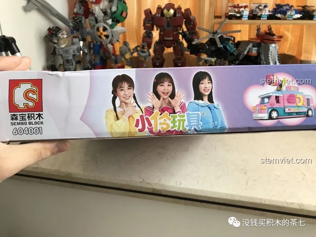 Cạnh hộp bộ lắp ghép Xe van sáng tạo cho bé gái SEMBO với hình ảnh các nhân vật chính.