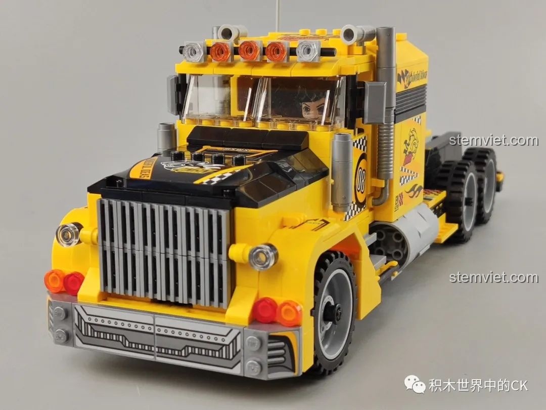 Cận cảnh nhân vật minifigure đang ngồi trong cabin lái của xe tải QMAN 42108.