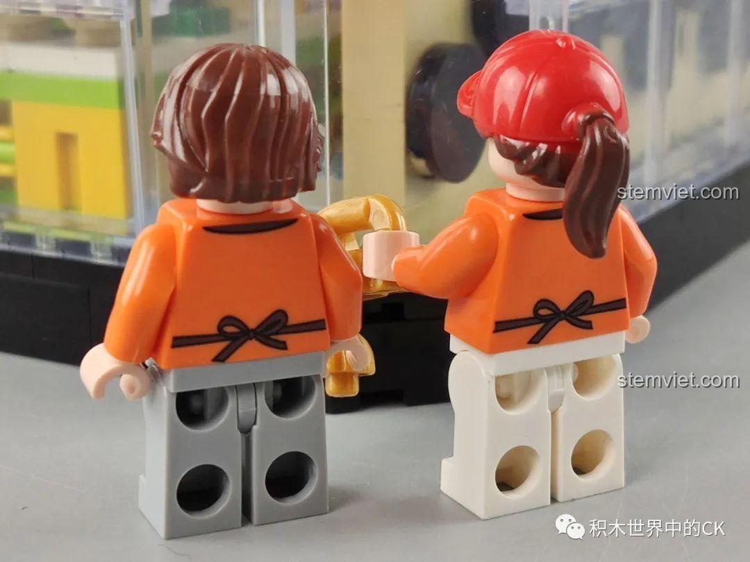 Mặt sau của hai nhân vật minifigure nhân viên pha chế, cho thấy chi tiết trang phục.