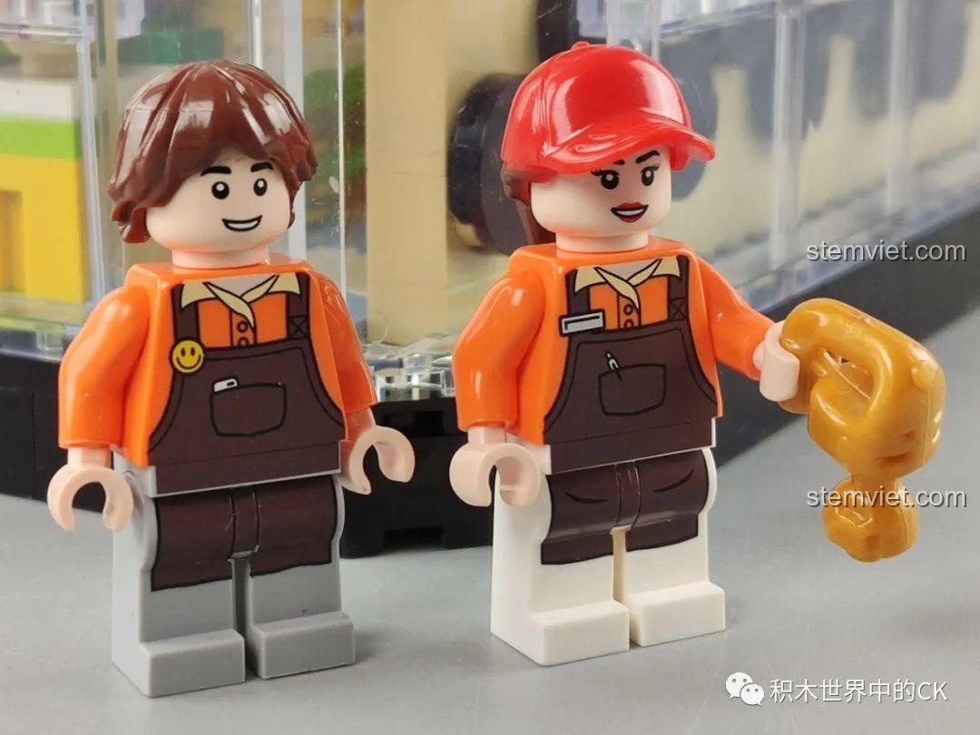 Cận cảnh hai nhân vật minifigure nhân viên pha chế của bộ lắp ráp Cửa hàng trà sữa JIAZHI SY 5209.