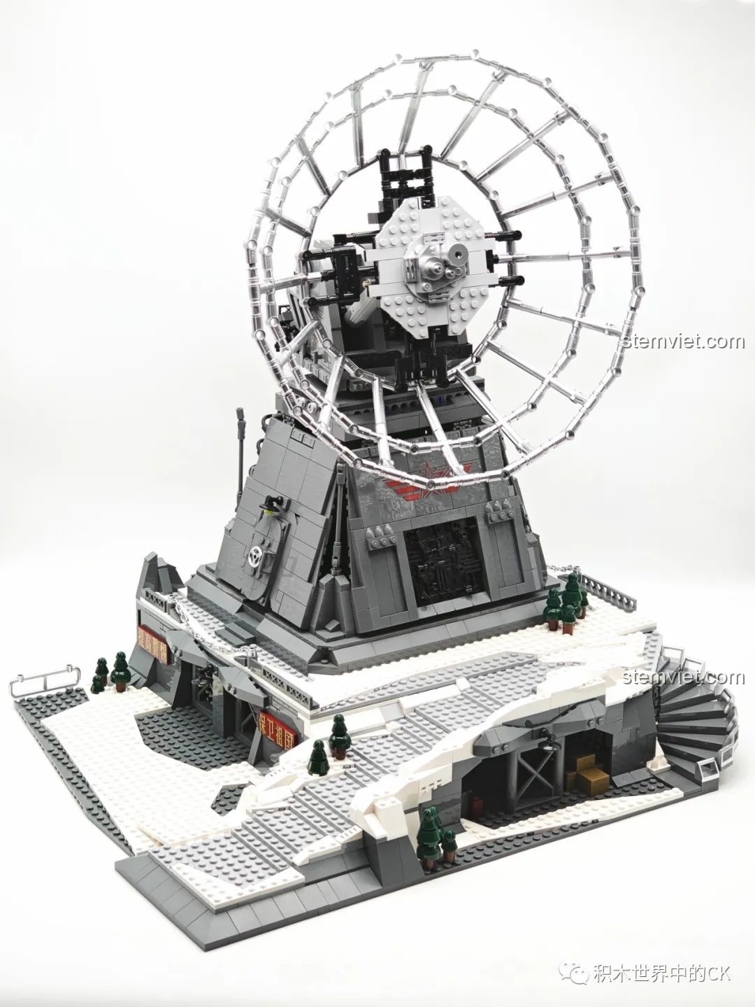 Mô hình hoàn chỉnh của Hồng Ngạn Cơ Địa Tam Thể Phiên Bản Động AI Yangheda YHD 900500200020, với đĩa radar khổng lồ và căn cứ chi tiết.