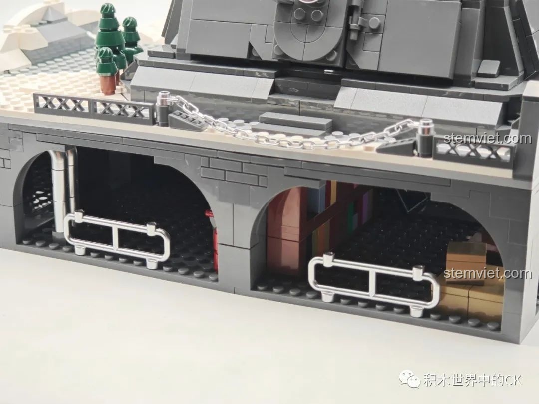 Chi tiết cửa ra vào và đèn chiếu sáng của mô hình Hồng Ngạn Cơ Địa Yangheda YHD 900500200020, tăng tính chân thực.