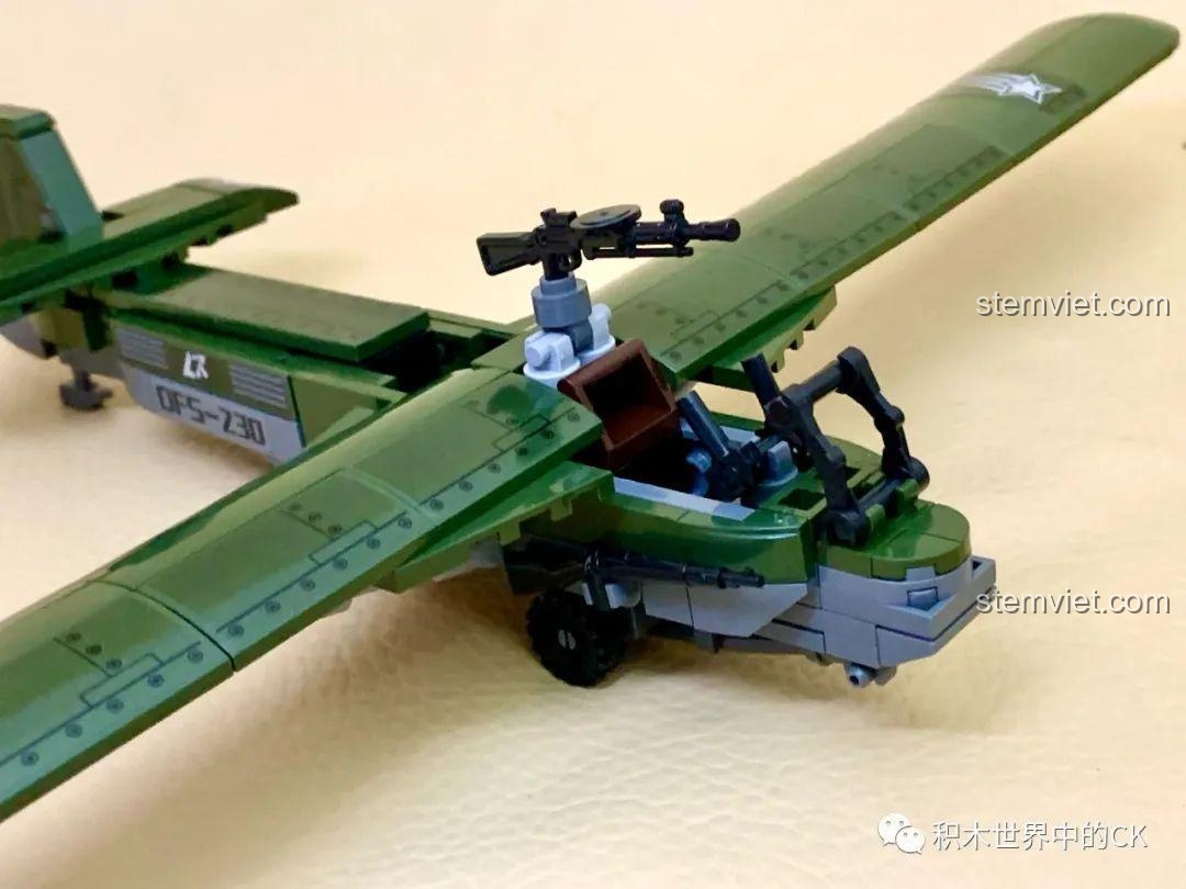 Nhận xét bộ lắp ráp DFS-230 Glider Enlighten 21022: Mô hình máy bay từ một góc nhìn khác, thể hiện chi tiết.