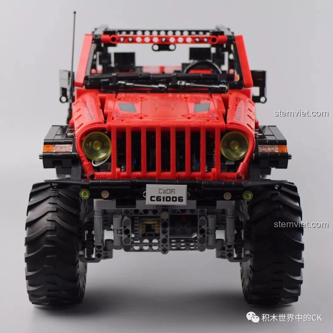 Mô hình đồ chơi lắp ghép CaDA C61006 Jeep Wrangler Rubicon nhìn từ bên hông, thể hiện dáng vẻ off-road.