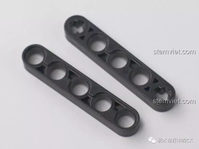 Mô hình CaDA C61006 Jeep Wrangler Rubicon gần như hoàn thiện, chỉ còn thiếu sticker và bánh xe.