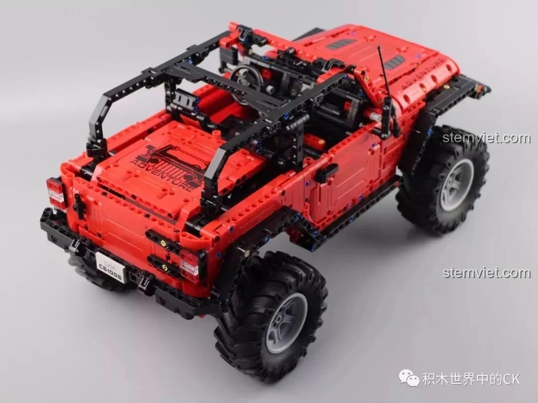 Mô hình đồ chơi xây dựng CaDA C61006 Jeep Wrangler Rubicon nhìn từ góc thấp, tôn lên vẻ hầm hố.