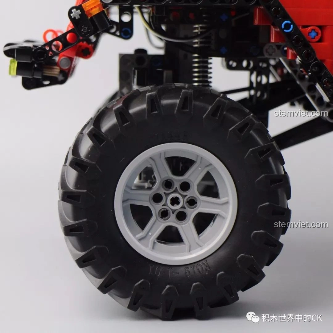 Chi tiết hộp pin và các kết nối điện tử bên trong mô hình CaDA C61006 Jeep Wrangler Rubicon.