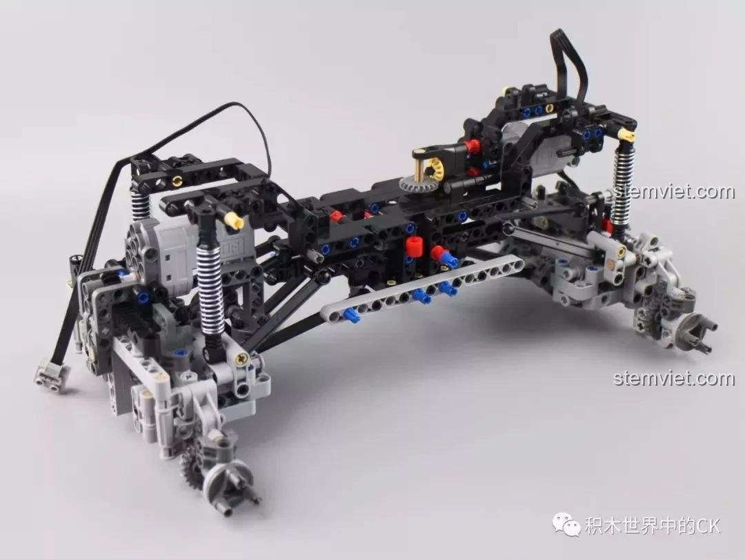 Khung gầm hoàn chỉnh của bộ đồ chơi xây dựng CaDA C61006 Jeep Wrangler Rubicon, sẵn sàng cho phần thân xe.