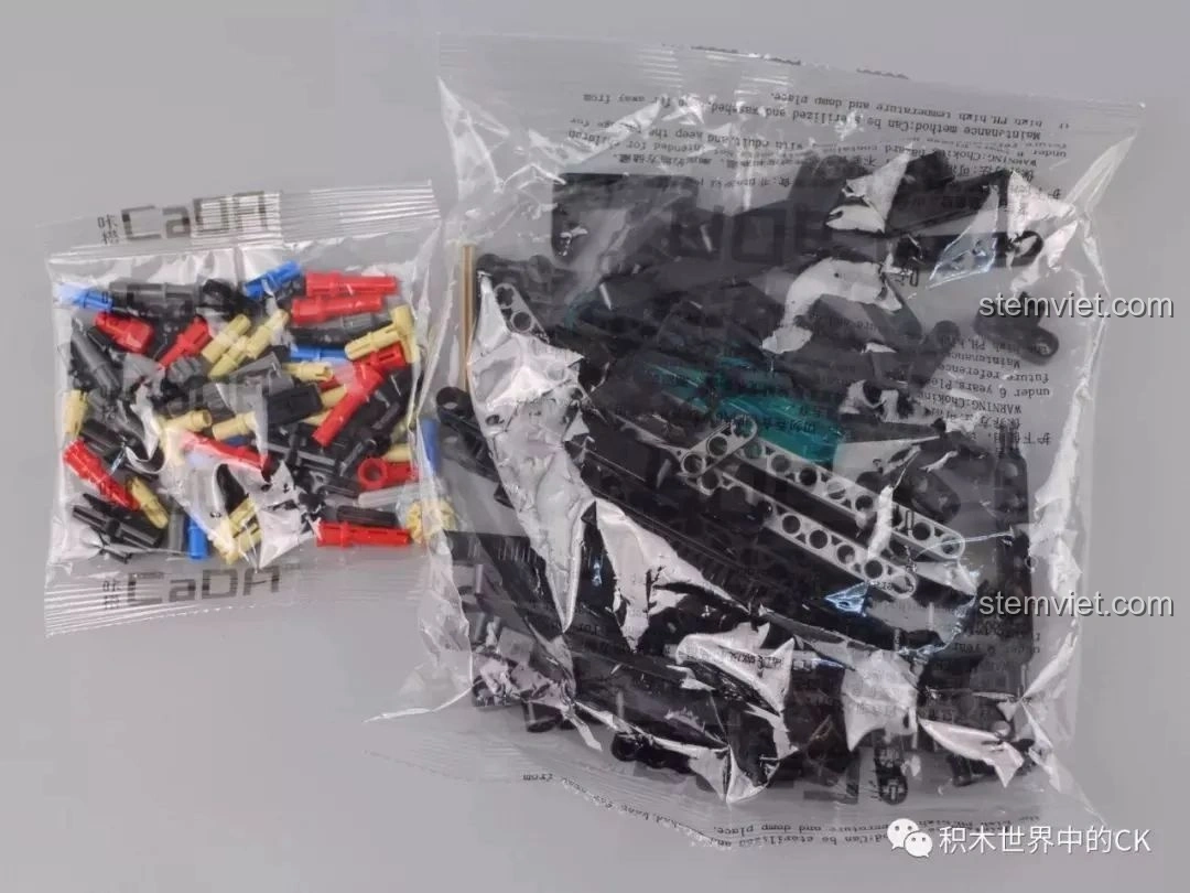 Các mảnh ghép nhỏ và lớn từ hộp số 1 của bộ lắp ghép CaDA C61006 Jeep Wrangler Rubicon.