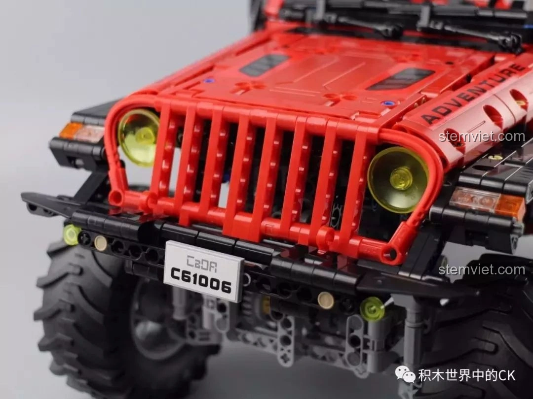 Nội thất chi tiết của mô hình đồ chơi xây dựng CaDA C61006 Jeep Wrangler Rubicon, với vô lăng và bảng điều khiển.