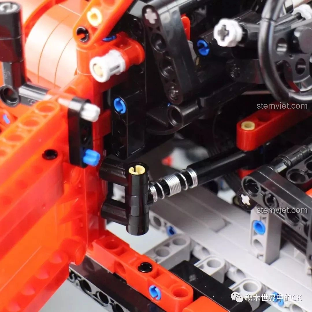 Mô hình đồ chơi xây dựng CaDA C61006 Jeep Wrangler Rubicon màu đỏ cùng nhân vật Woody, thể hiện tỉ lệ.