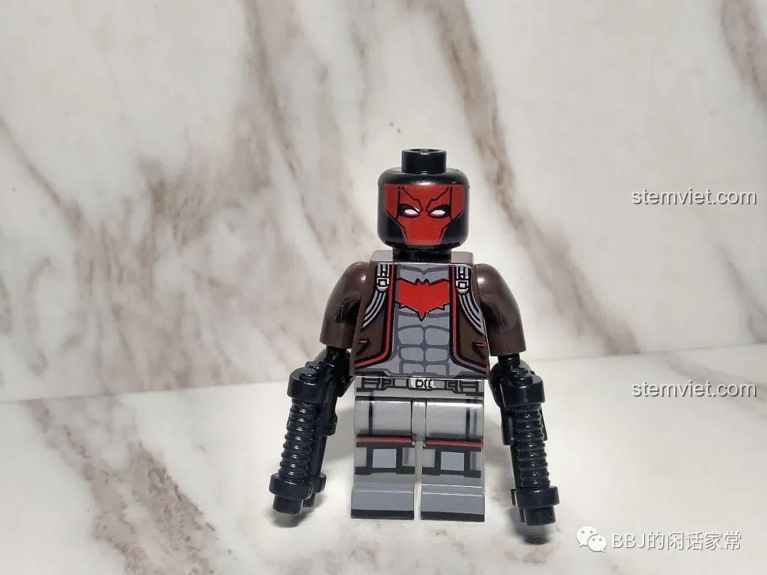 Góc nhìn chính diện của minifigure Red Hood 1024, cho thấy phần in trên thân bị lệch so với trung tâm.