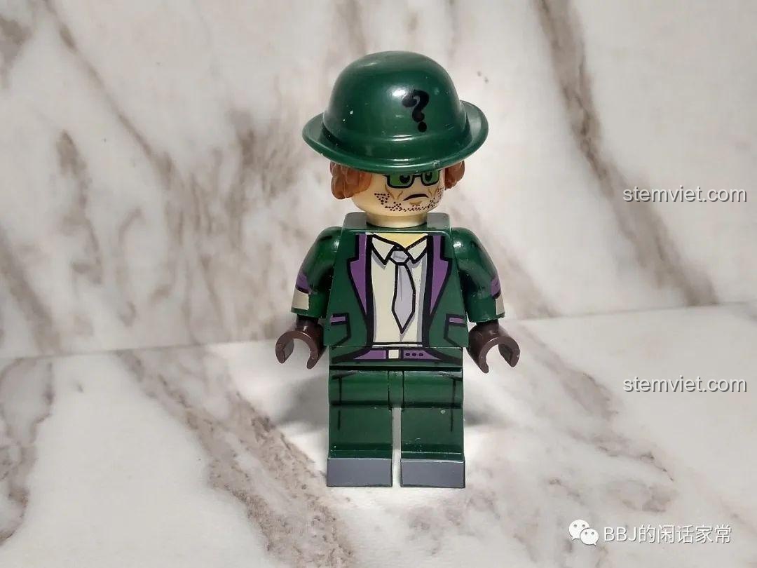 Góc nhìn chính diện của minifigure Riddler 1018, cho thấy phần in chi tiết trên thân áo bị lệch nhẹ so với trung tâm.