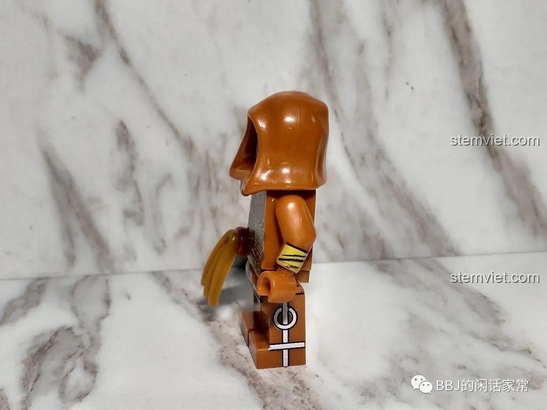 Góc nghiêng của minifigure Scarecrow 1019, cho thấy các chi tiết in trên tay và thân, một số bị lem màu.