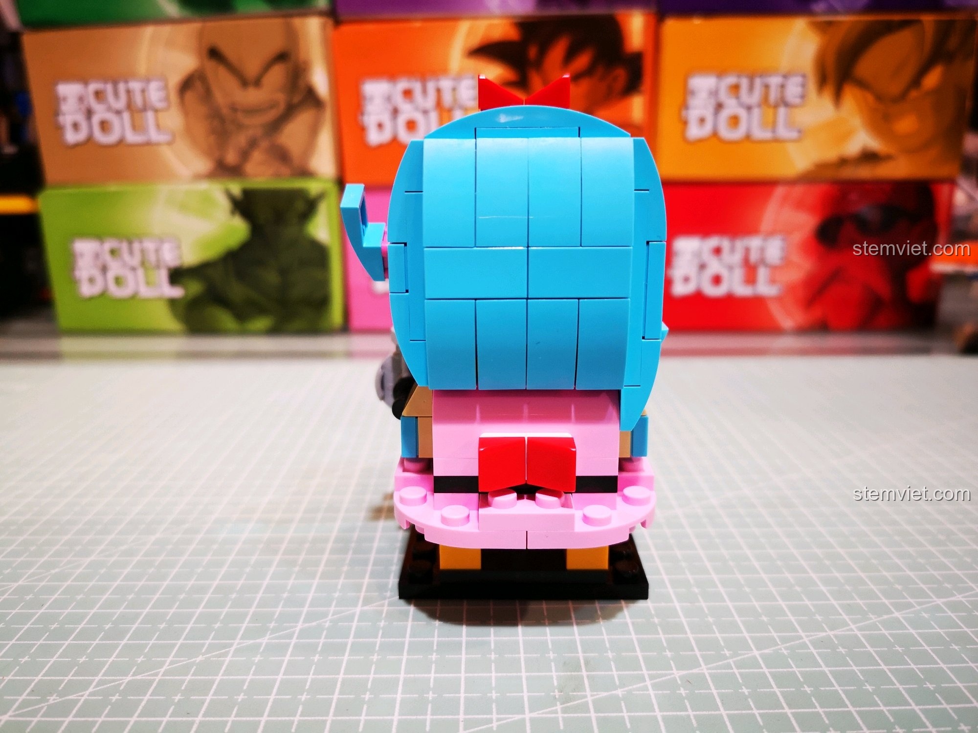 Góc nhìn bên hông của mô hình Bulma hoàn thiện, thể hiện chi tiết từ bộ nhận xét Decool 6826 Nhân vật Bảy Viên Ngọc Rồng.