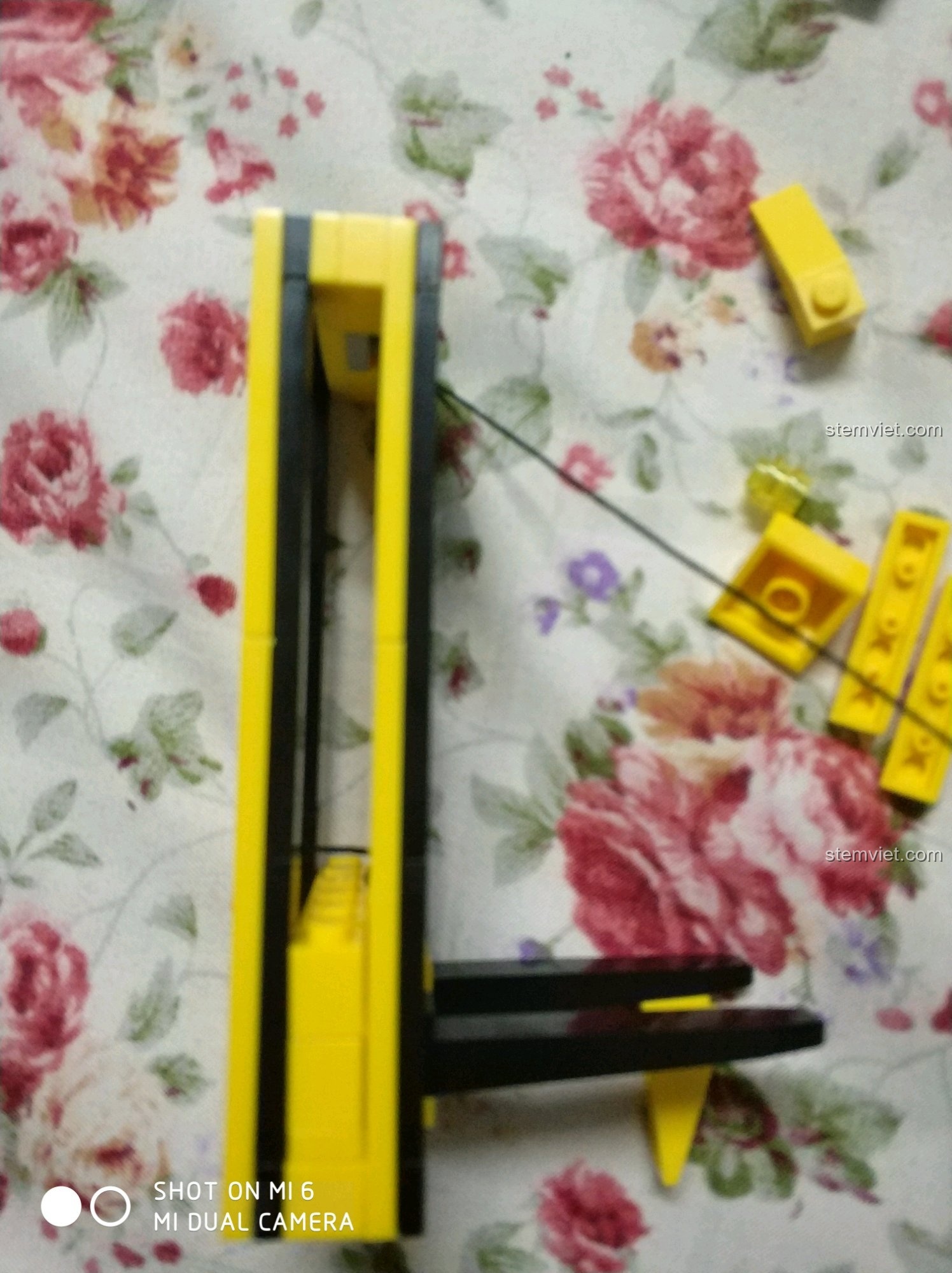 Cận cảnh phần càng nâng của xe trong bộ Enlighten 0493 Xe Nâng Hàng Chuyên Dụng, với cơ chế hoạt động độc đáo.