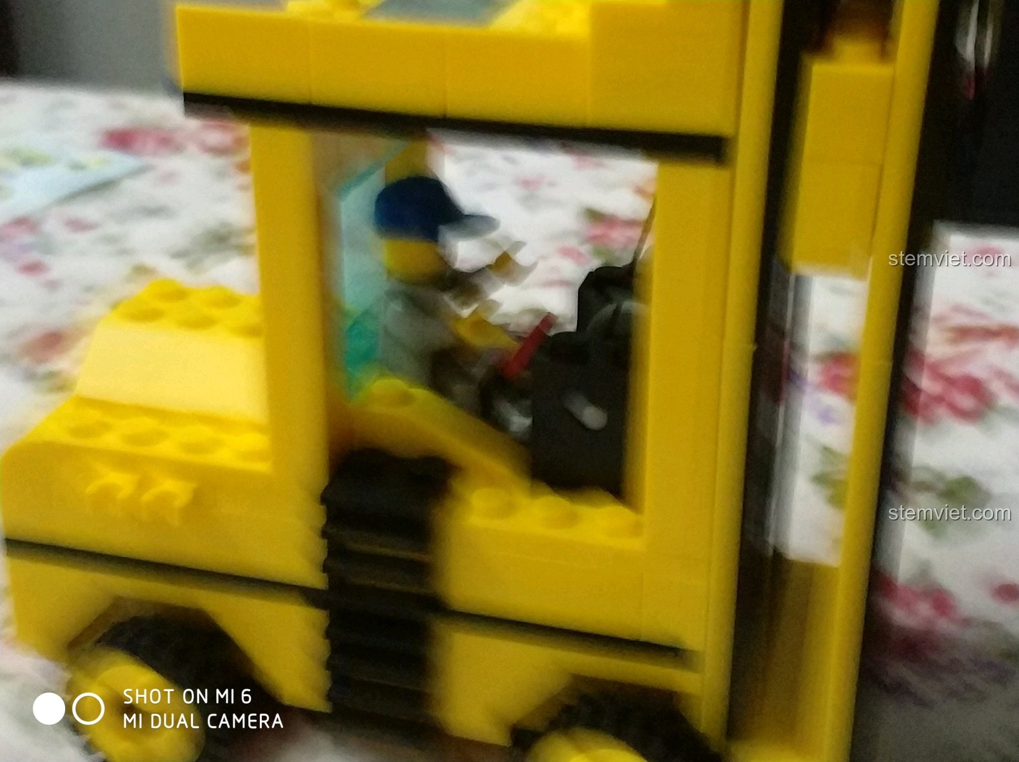 Xe nâng và xe đua mini đã lắp ráp hoàn chỉnh từ bộ Enlighten 0493 Xe Nâng Hàng Công Nghiệp, tổng thể hài hòa.