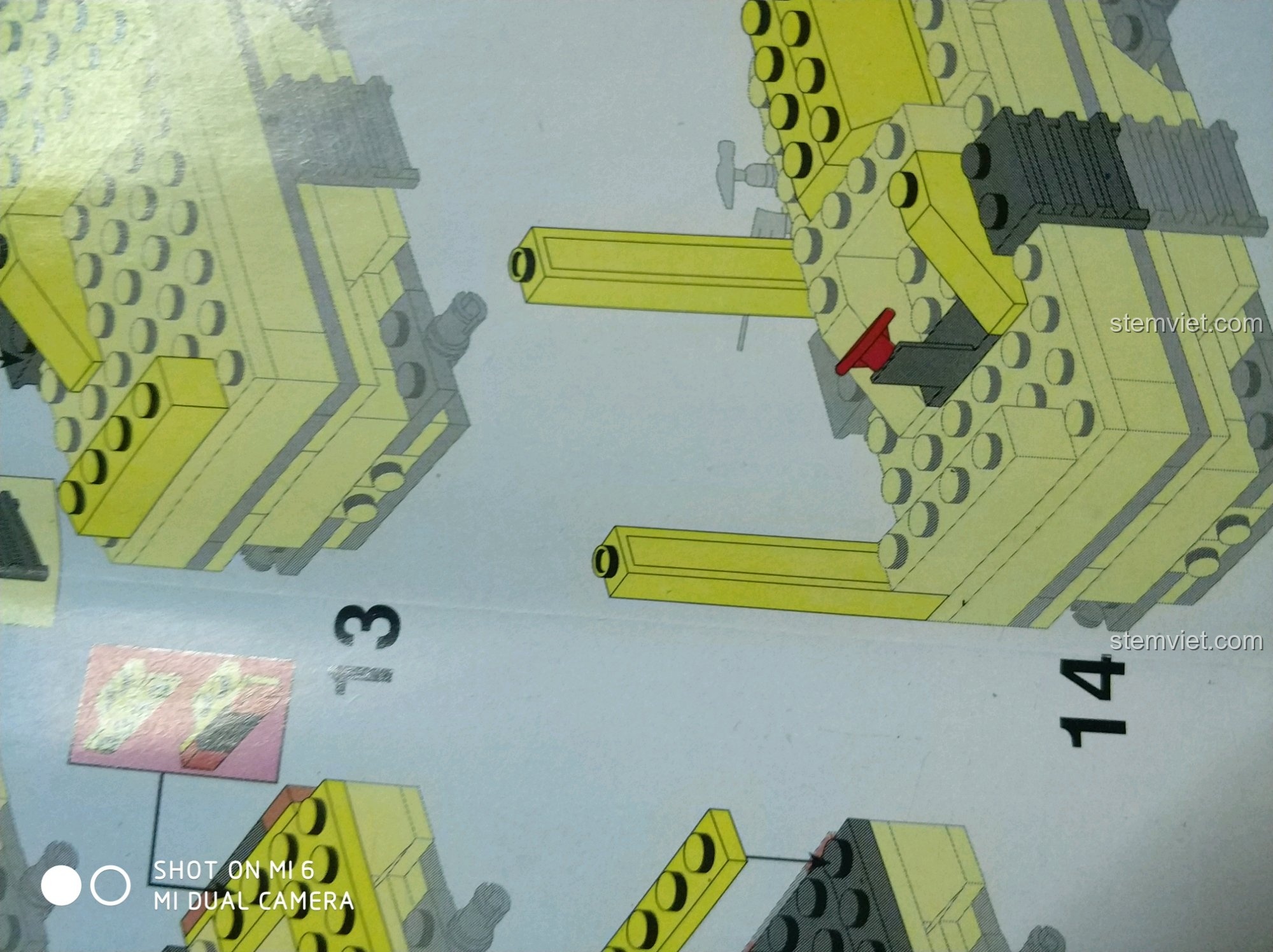 Hướng dẫn lắp ráp phần càng nâng của xe trong bộ Enlighten 0493 Xe Nâng Hàng Công Nghiệp, yêu cầu sự tỉ mỉ.