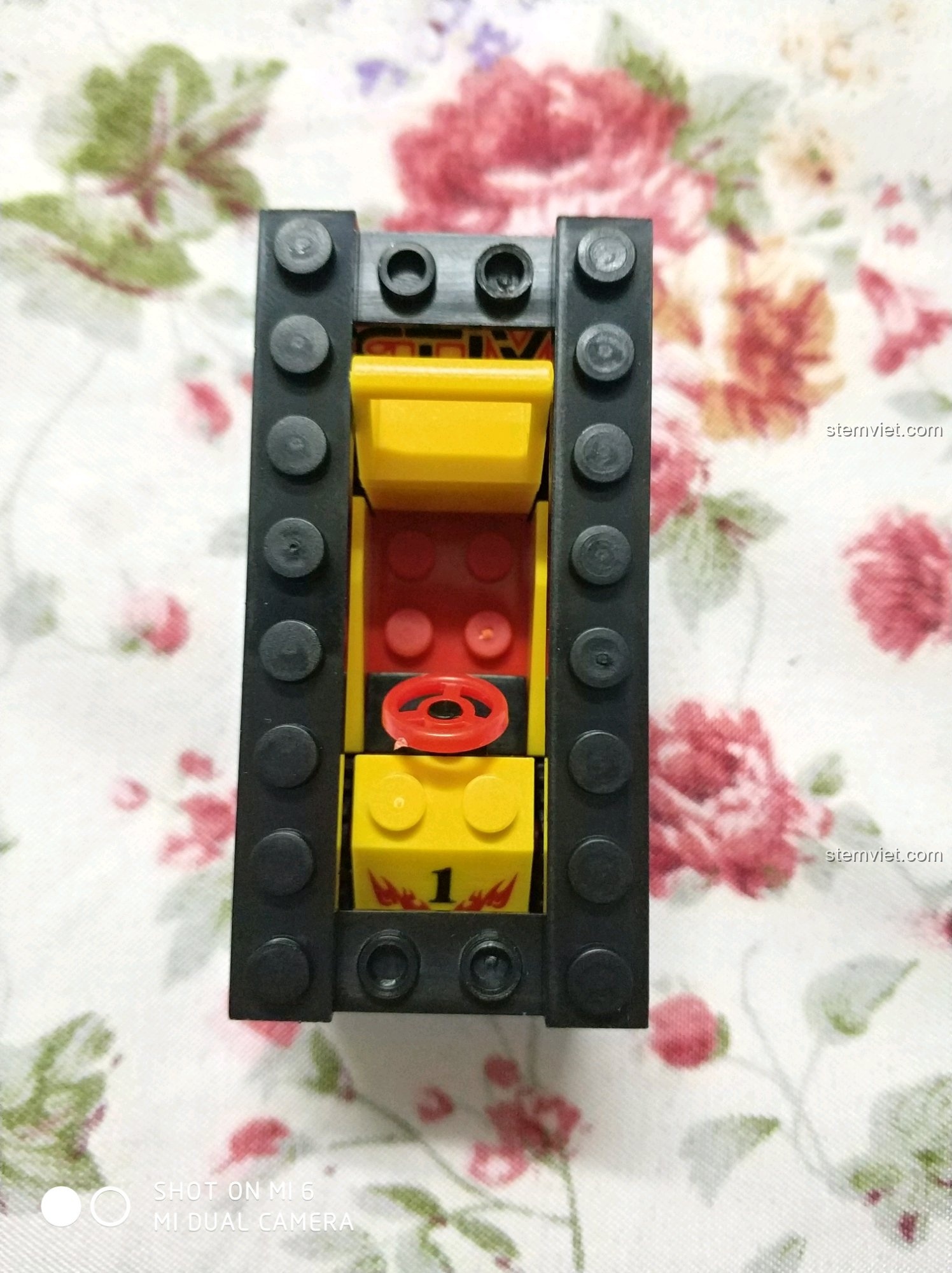 Cận cảnh phần kính chắn gió trong suốt của xe nâng Enlighten 0493 Xe Nâng Hàng Lắp Ráp, chi tiết rõ nét.