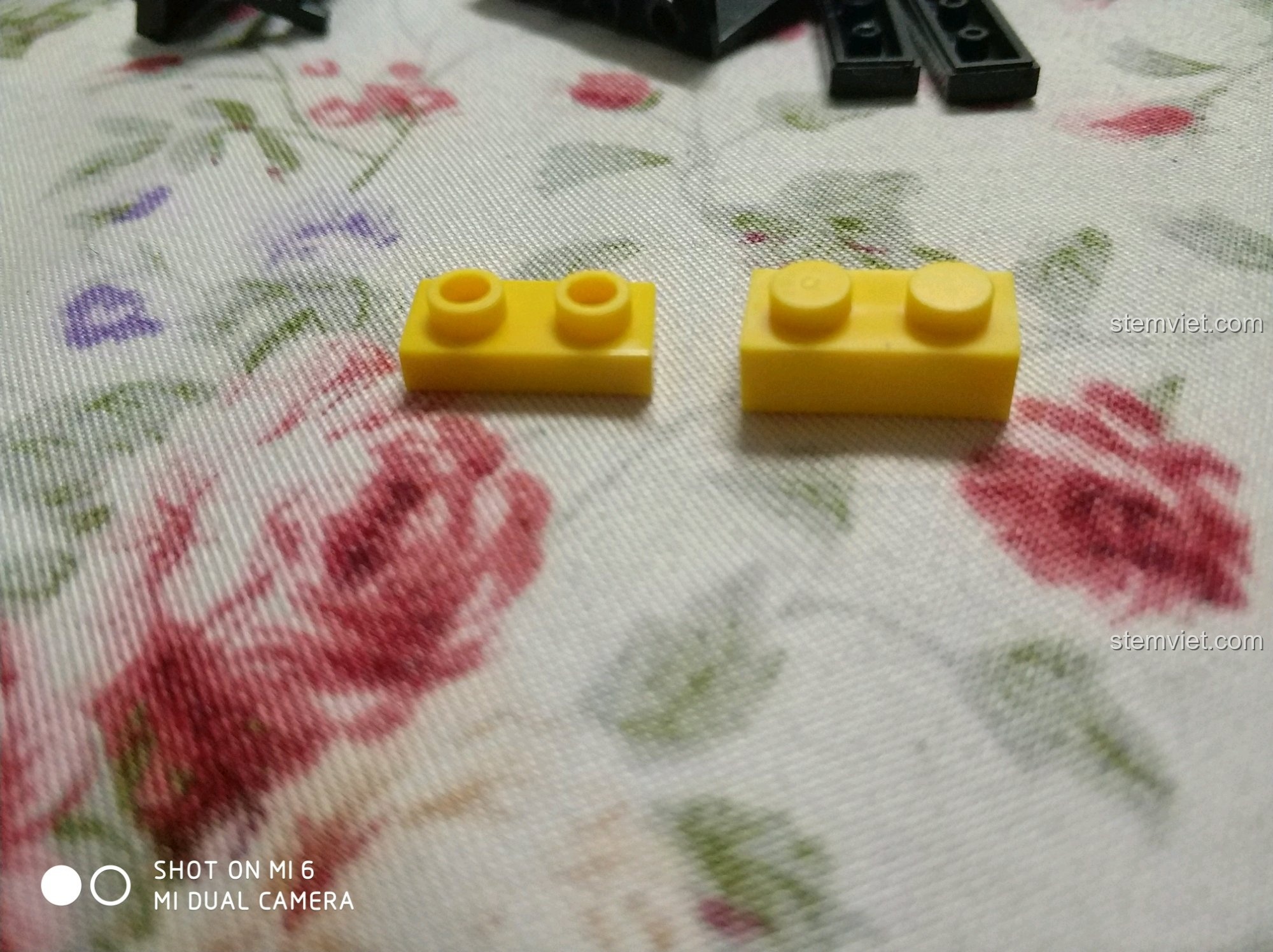 So sánh hai mảnh ghép trụ của Enlighten 0493 Xe Nâng Hàng Lắp Ráp, một rỗng và một đặc, cho thấy sự thay đổi trong thiết kế.