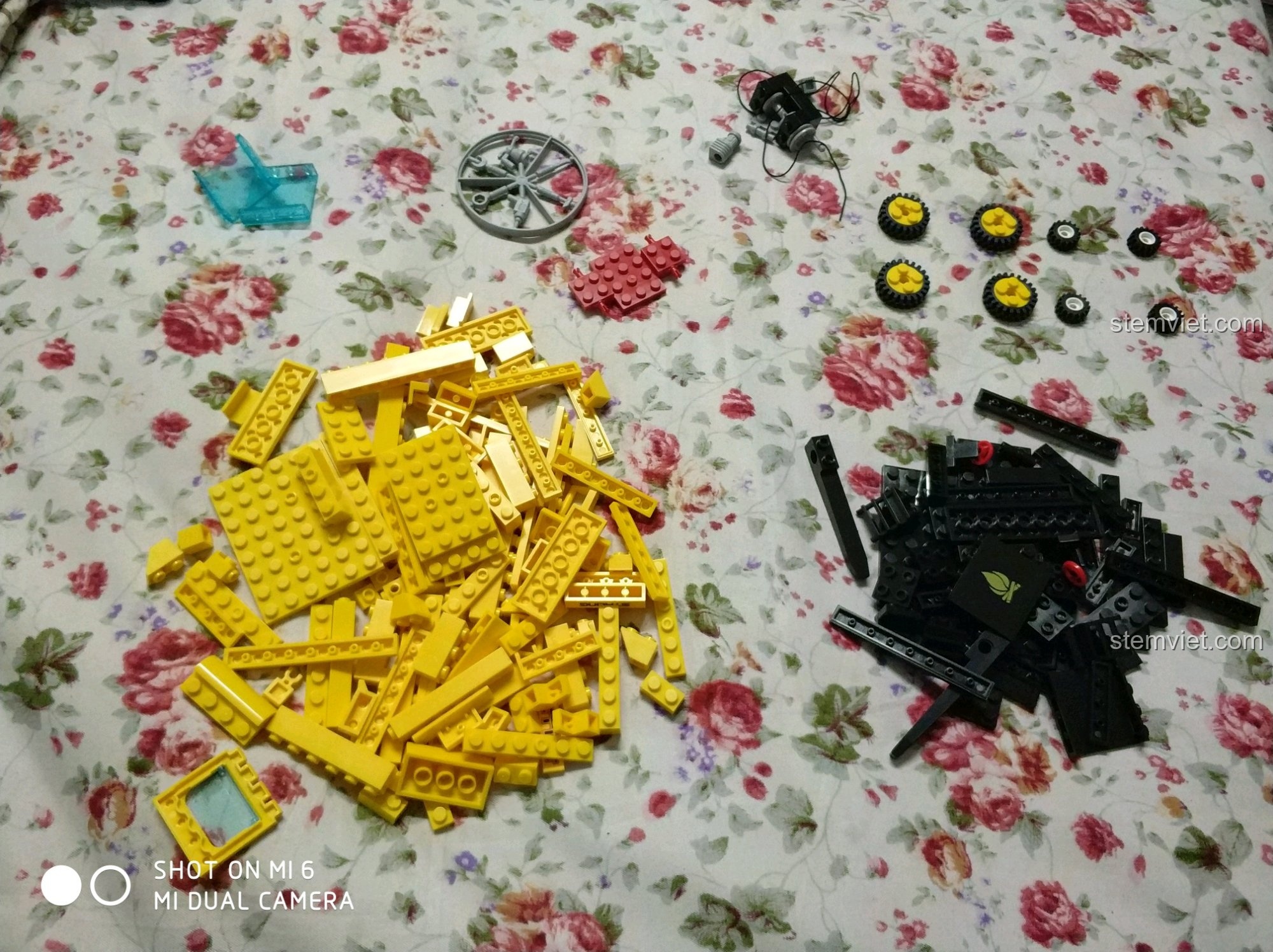 Các mảnh ghép đồ chơi Enlighten 0493 Xe Nâng Hàng Chuyên Dụng được trải ra trên bàn, sẵn sàng cho quá trình lắp ráp.