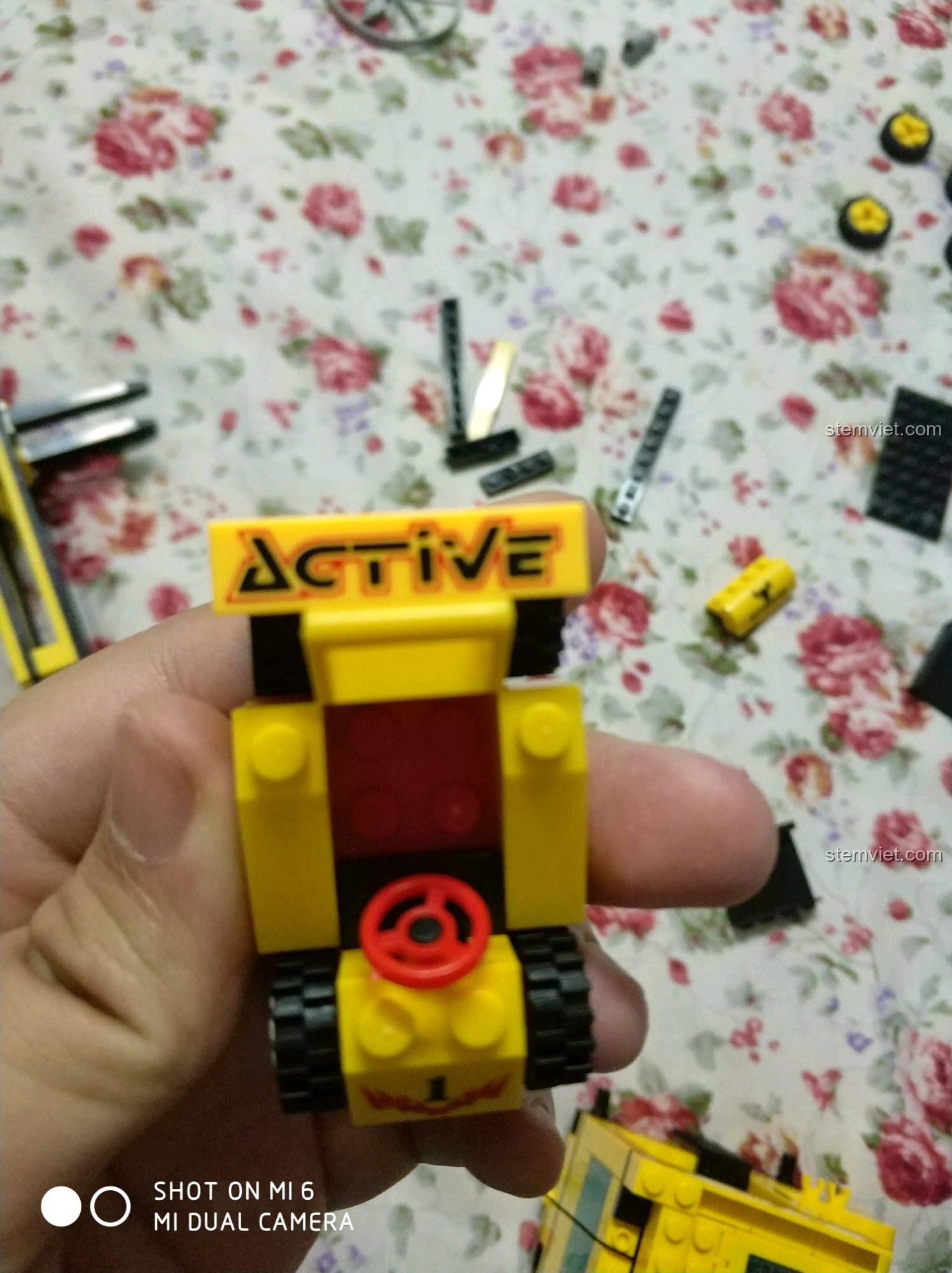 Mảnh ghép màu đỏ tạo thành sàn xe đua mini trong bộ Enlighten 0493 Xe Nâng Hàng Hạng Nặng và Đua Mini.