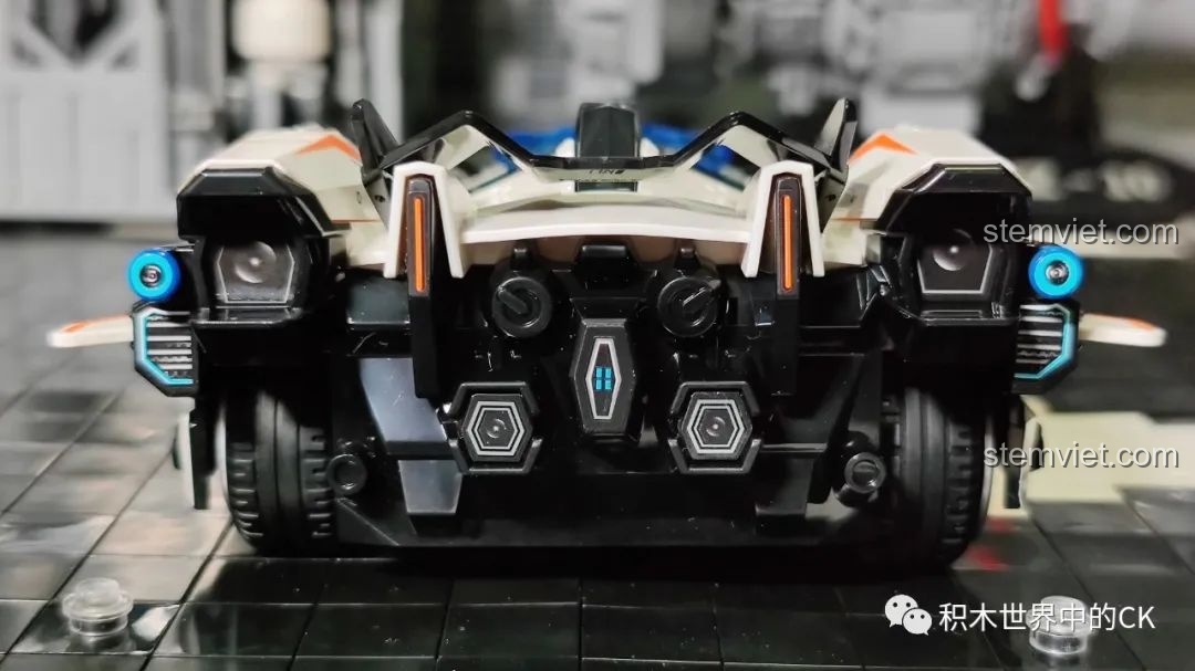 Cận cảnh phần đuôi xe của bộ lắp ghép Enlighten 74034 S-Phá Hiểu Giả, cho thấy sự mạnh mẽ và chi tiết.