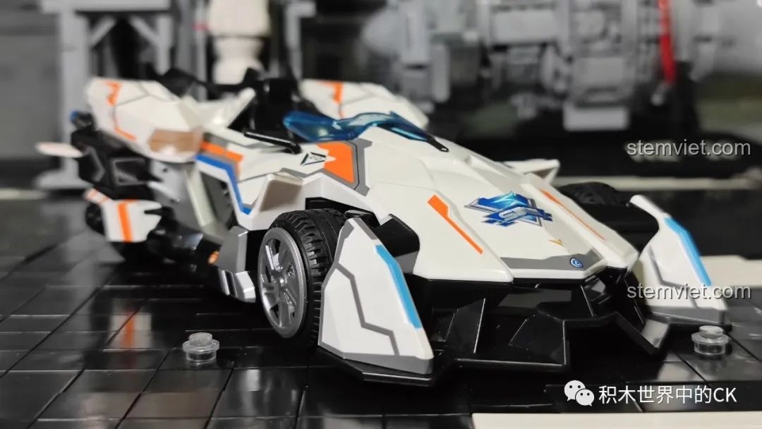 Góc nhìn thấp của xe đua Enlighten 74034 S-Phá Hiểu Giả, tôn lên vẻ hầm hố và mạnh mẽ của chiếc xe.