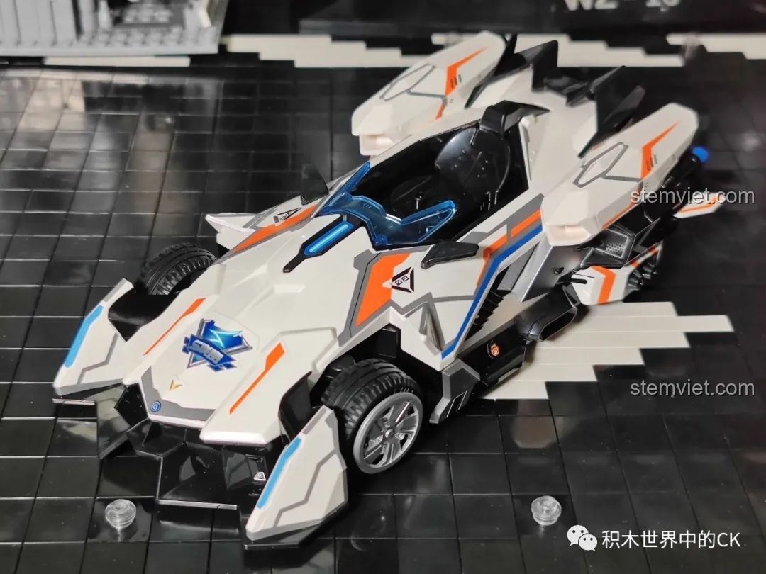 Góc nhìn tổng thể chiếc xe đua Enlighten 74034 S-Phá Hiểu Giả sau khi hoàn thiện, đặt trên nền đen.