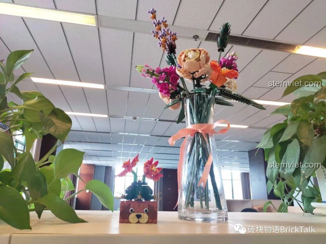 Mô hình Forange 8304 Hoa Xương Rồng Nở kết hợp hài hòa với các bộ hoa Lego khác, tạo nên một bình hoa đa dạng.
