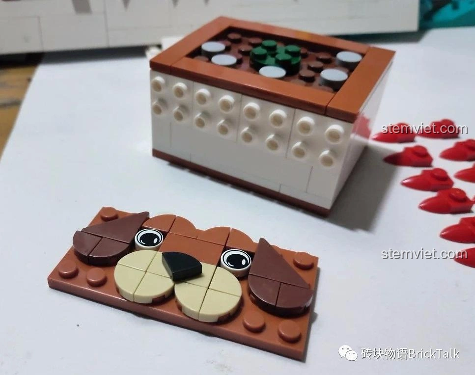 Quá trình lắp ráp phần đế chậu hình chú chó ngộ nghĩnh của Forange 8304 Hoa Xương Rồng Nở, thể hiện sự sáng tạo trong thiết kế.