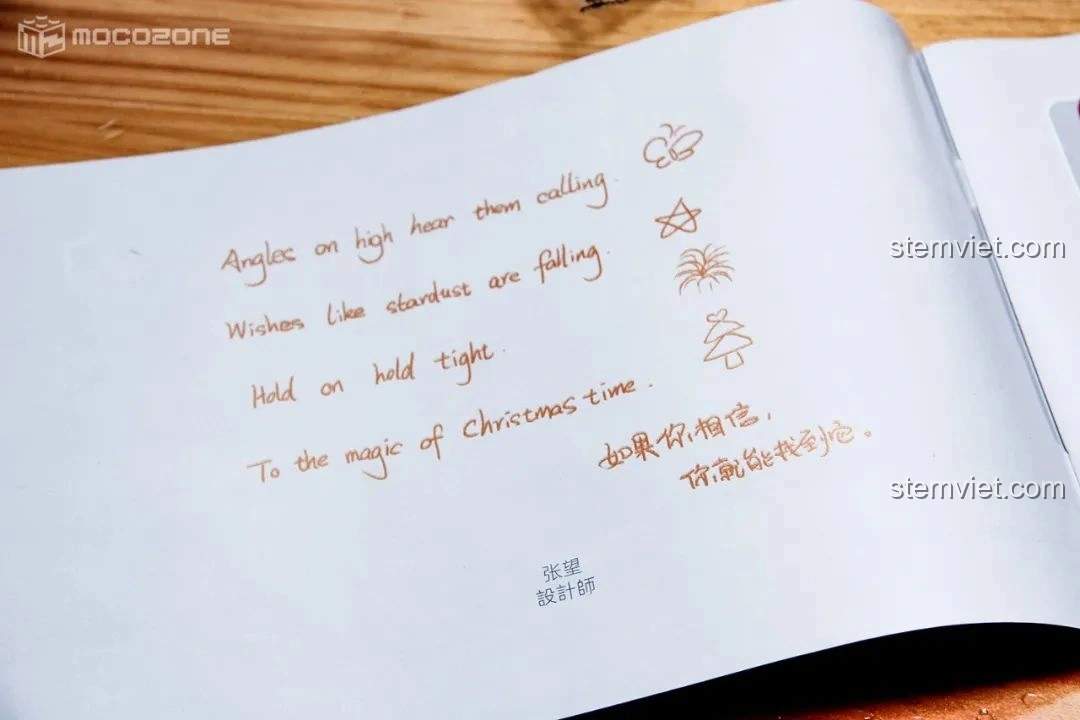 Trang đầu tiên của sách hướng dẫn lắp ráp Hộp nhạc Giáng Sinh Xoay Tự Động JAKI JK1365, có lời nhắn ý nghĩa từ nhà thiết kế.