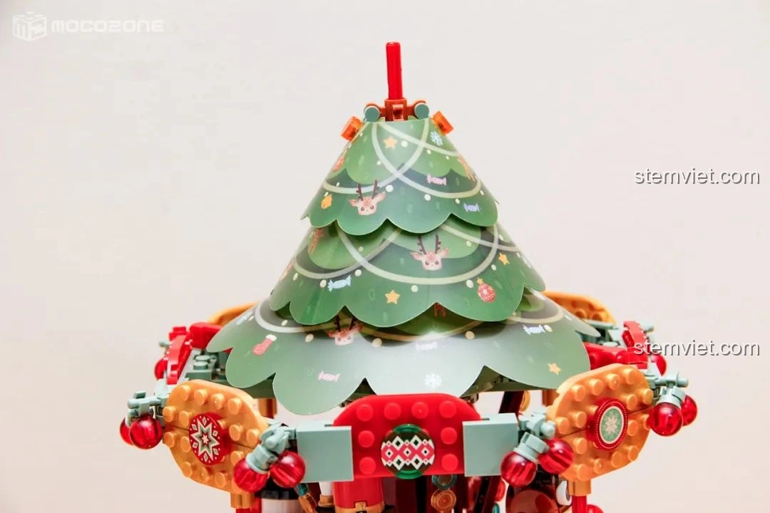 Quá trình lắp đặt mái vòm cây thông Noel lên Hộp nhạc Giáng Sinh Xoay Tự Động JAKI JK1365, tạo hình hoàn chỉnh cho phần trên của mô hình.