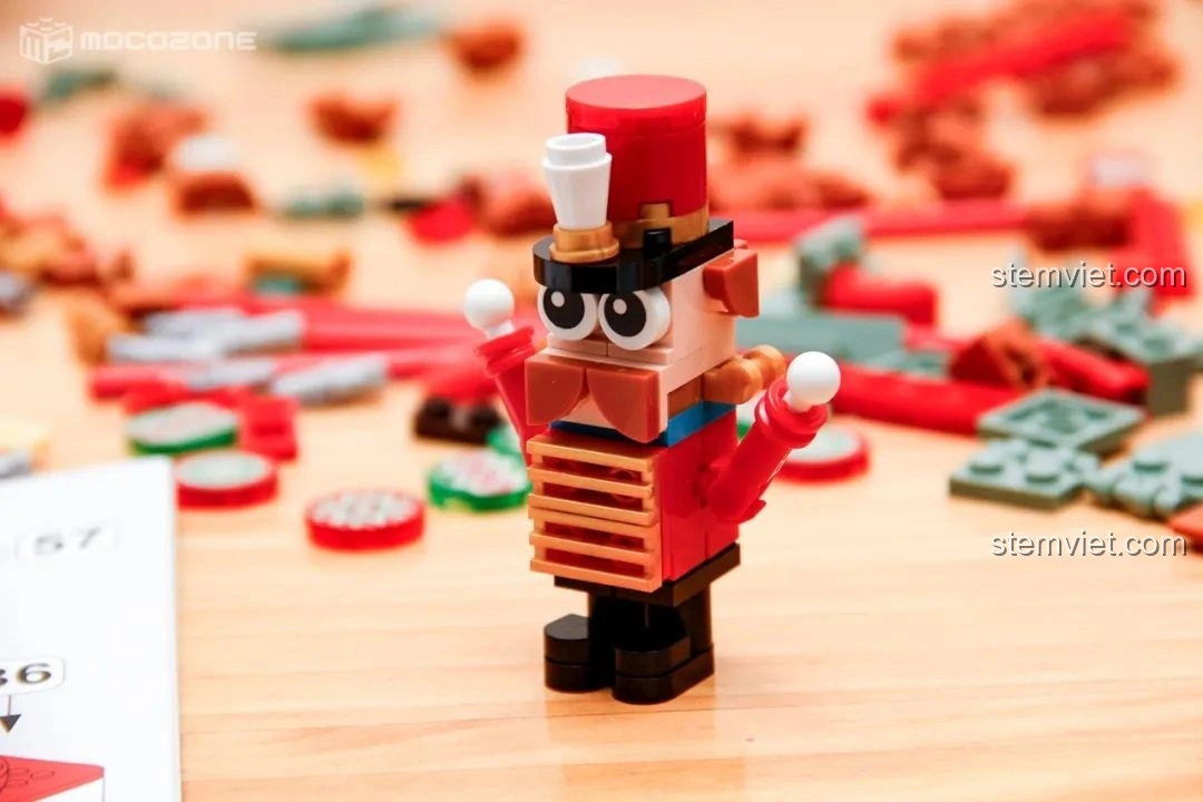 Minifigure Lính chì Nutcracker của Hộp nhạc Giáng Sinh Xoay Tự Động JAKI JK1365, với trang phục đỏ đặc trưng và biểu cảm ngộ nghĩnh.