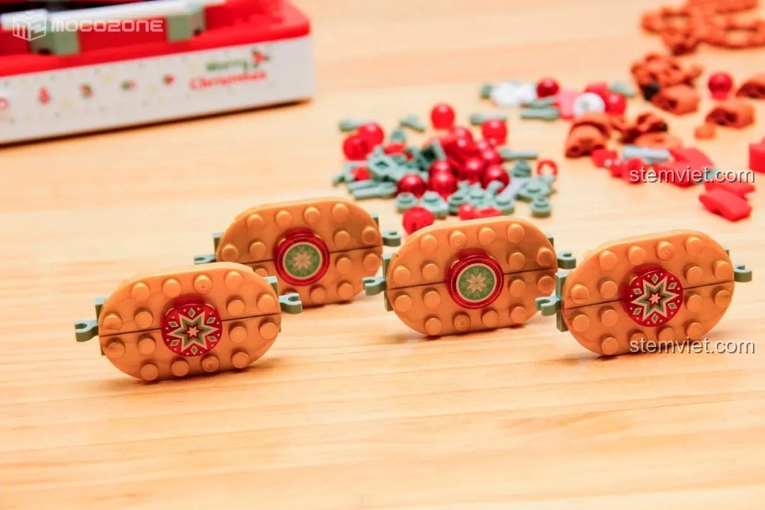 Các thanh đỡ trang trí màu vàng cam của Hộp nhạc Giáng Sinh Xoay Tự Động JAKI JK1365, với họa tiết ngôi sao và màu sắc ấm áp.