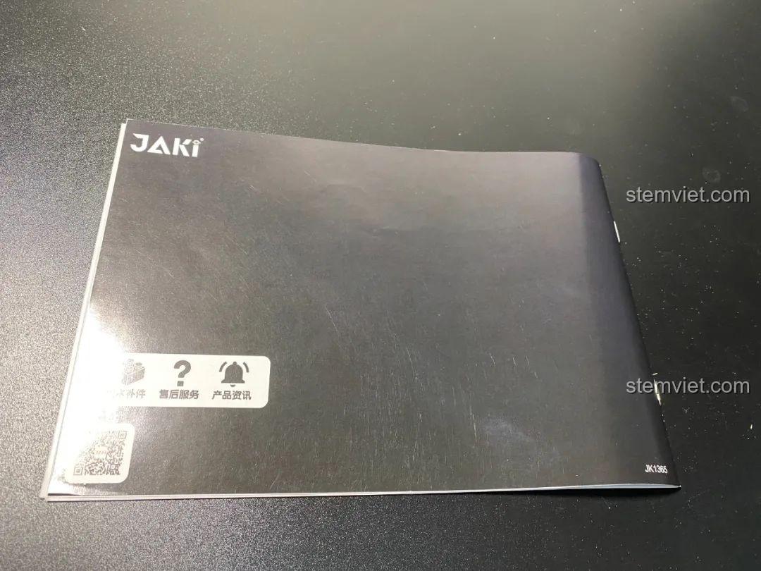 Mặt sau sách hướng dẫn lắp ráp của Hộp nhạc Giáng Sinh Xoay Tự Động JAKI JK1365, có mã QR. Đồ chơi lắp ráp Giáng Sinh có nhạc.