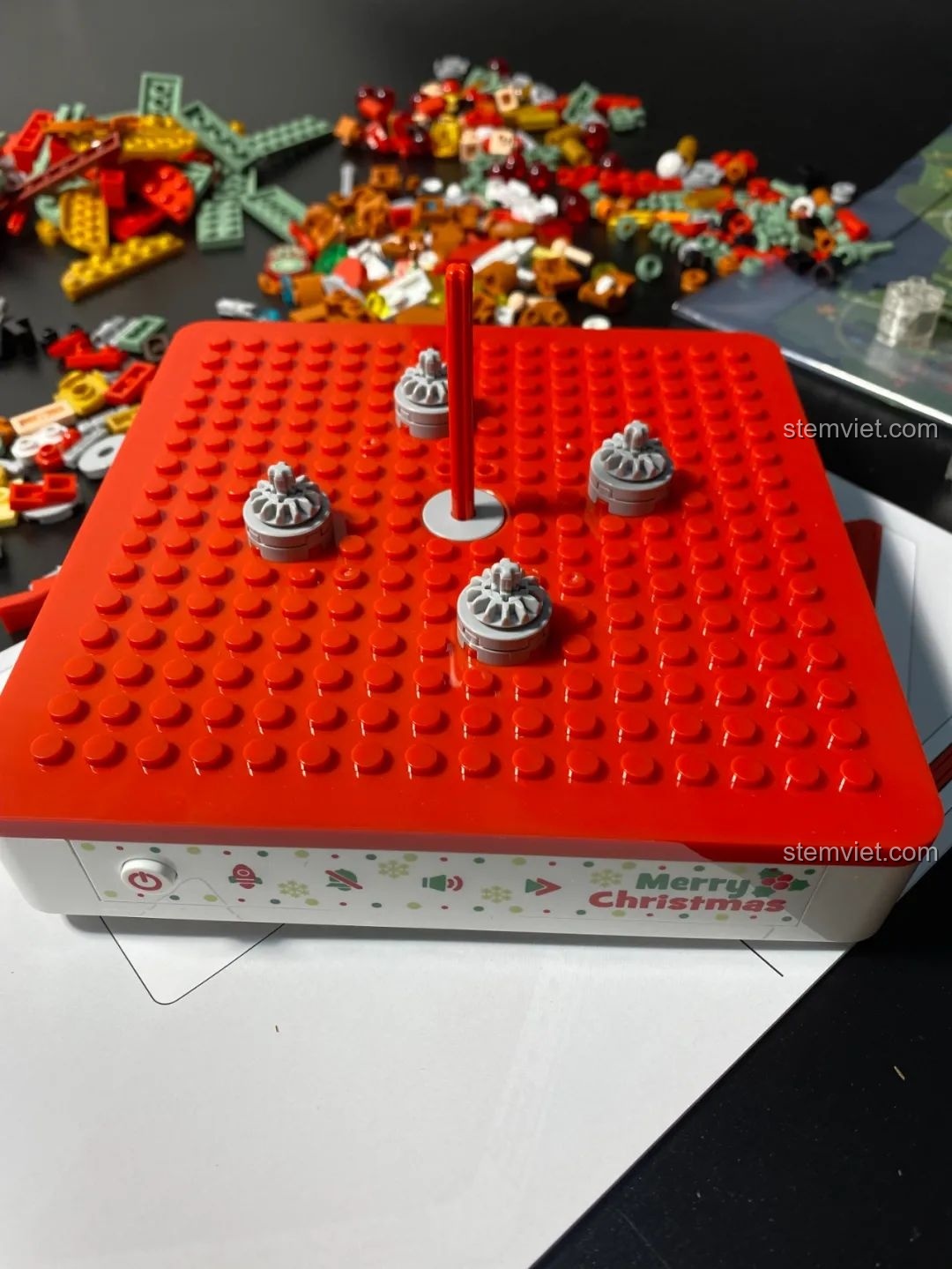 Quá trình lắp ráp đế nhạc của Hộp nhạc Giáng Sinh Xoay Tự Động JAKI JK1365, với các bánh răng và trục xoay. Đồ chơi lắp ráp Giáng Sinh có nhạc.