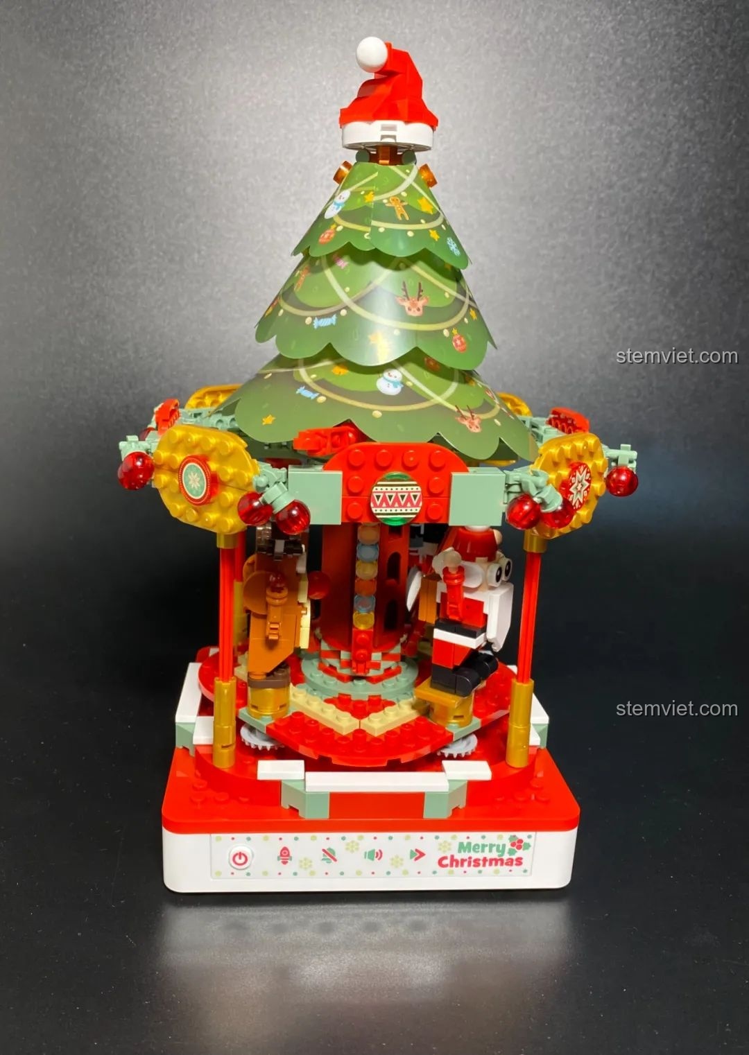 Mô hình Hộp nhạc Giáng Sinh Xoay Tự Động JAKI JK1365 đã hoàn thiện, với cây thông và các nhân vật. Đồ chơi lắp ráp Giáng Sinh có nhạc.