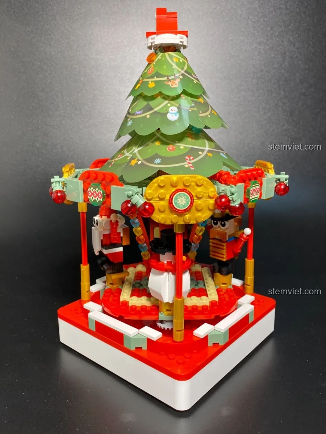 Cận cảnh nhân vật Lính chì Nutcracker trên Hộp nhạc Giáng Sinh Xoay Tự Động JAKI JK1365 khi đang xoay. Đồ chơi lắp ráp Giáng Sinh có nhạc.