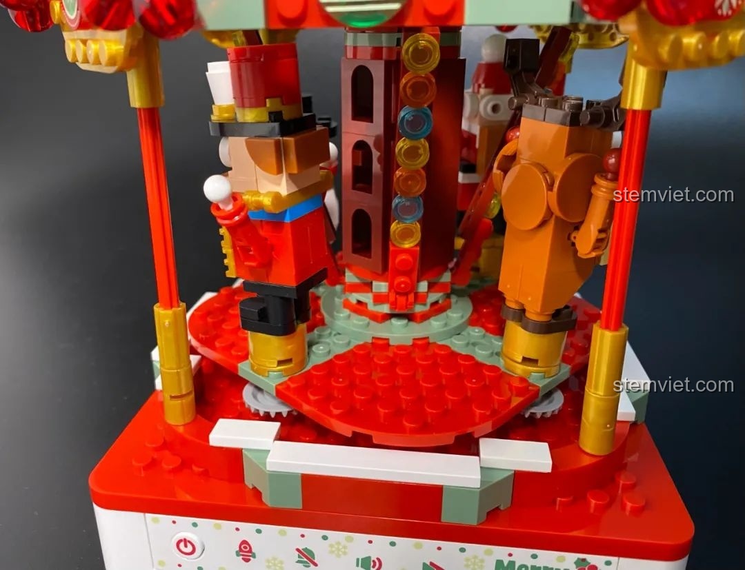 Cận cảnh chi tiết mái nhà và các quả cầu trang trí trên Hộp nhạc Giáng Sinh Xoay Tự Động JAKI JK1365. Đồ chơi lắp ráp Giáng Sinh có nhạc.