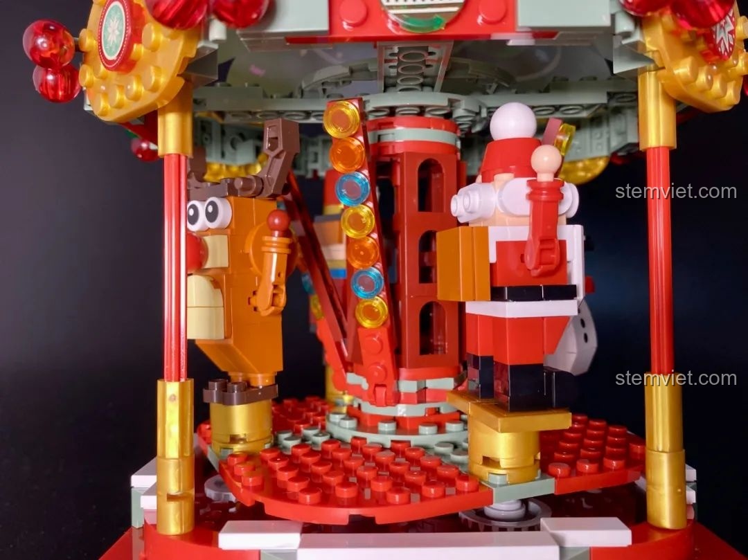 Hình ảnh quảng cáo chính thức của Hộp nhạc Giáng Sinh Xoay Tự Động JAKI JK1365 với hiệu ứng ánh sáng lung linh. Đồ chơi lắp ráp Giáng Sinh có nhạc.